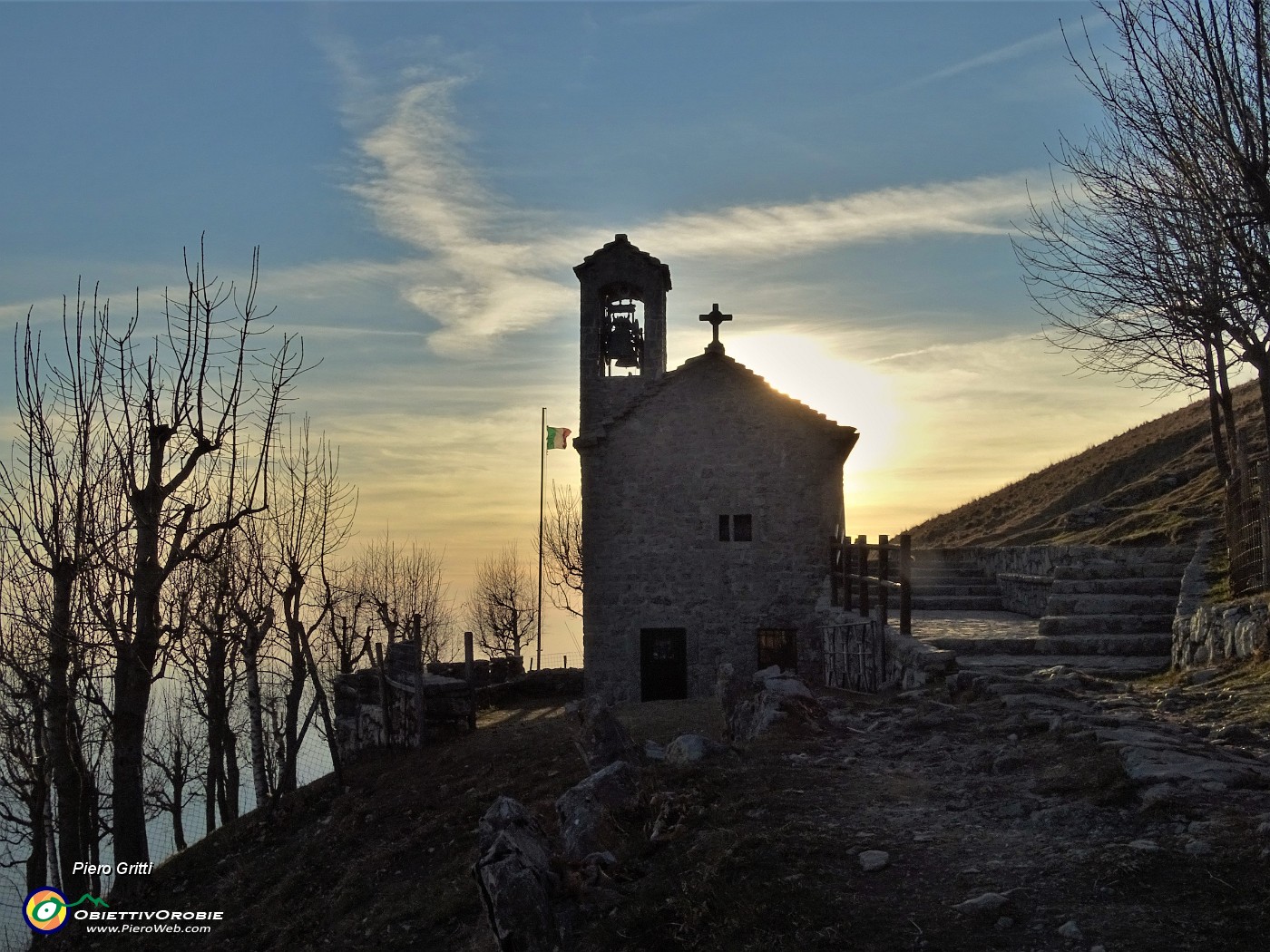 05 Al Santuario Sacra Famiglia di Nazareth (1230 m) nella luce del tramonto.JPG